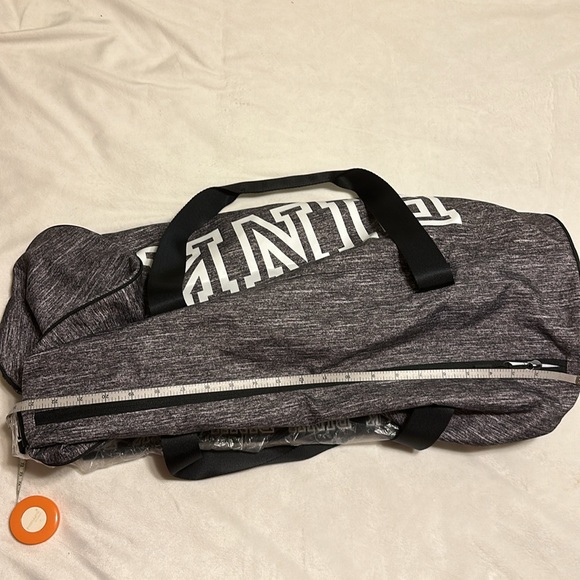Pink Victoria’s Secret NWOT Duffle bag - Picture 7 of 7